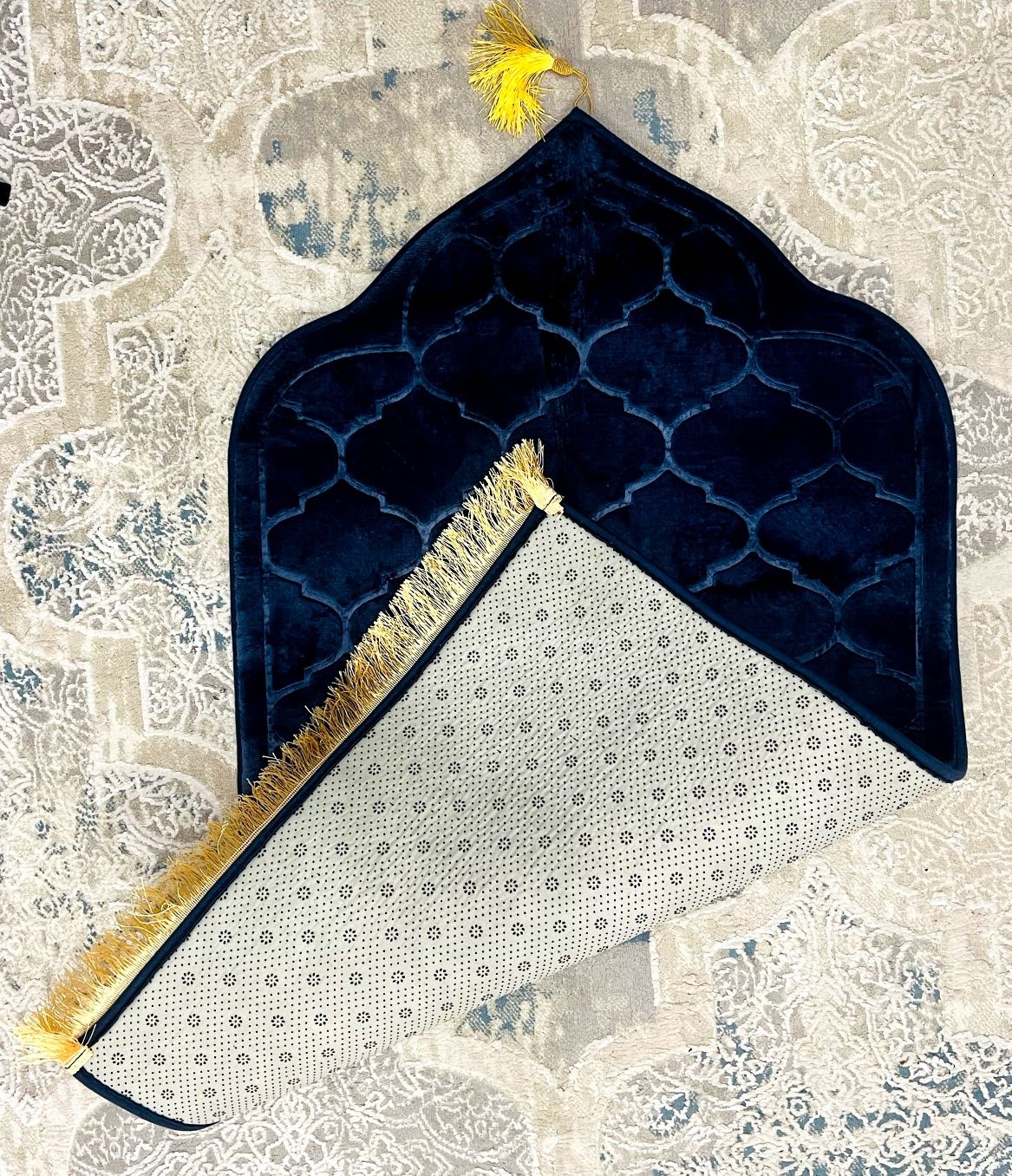 Жайнамаз Кәусар, молитвеный коврик