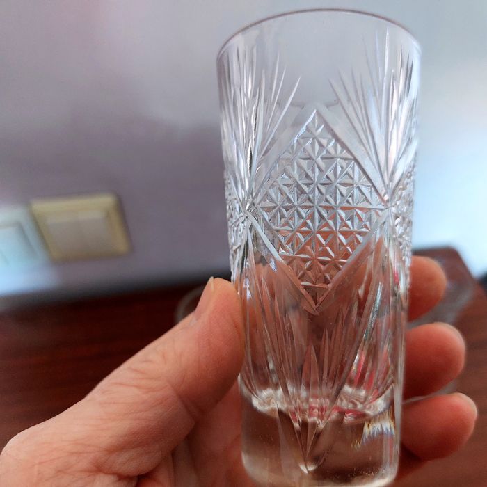 Продаются хрустальные стаканы.