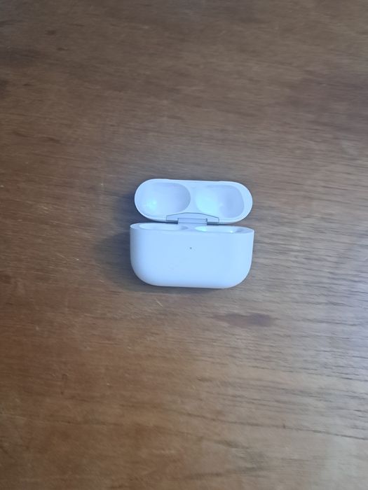 Carcasa goala AirPods Pro 2