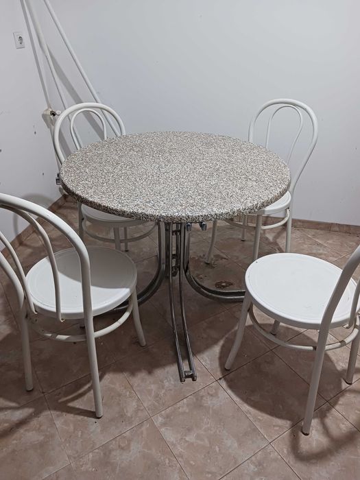 Vand masa cu 4 scaune