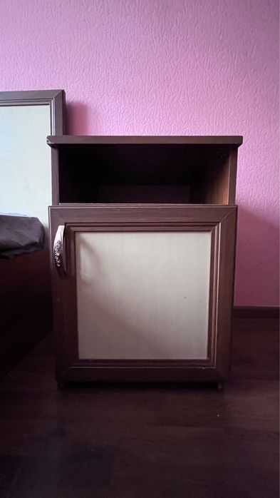 Две прикроватные тумбочки