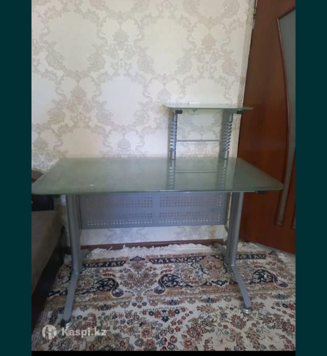 Продается компютерный стеклянный стол