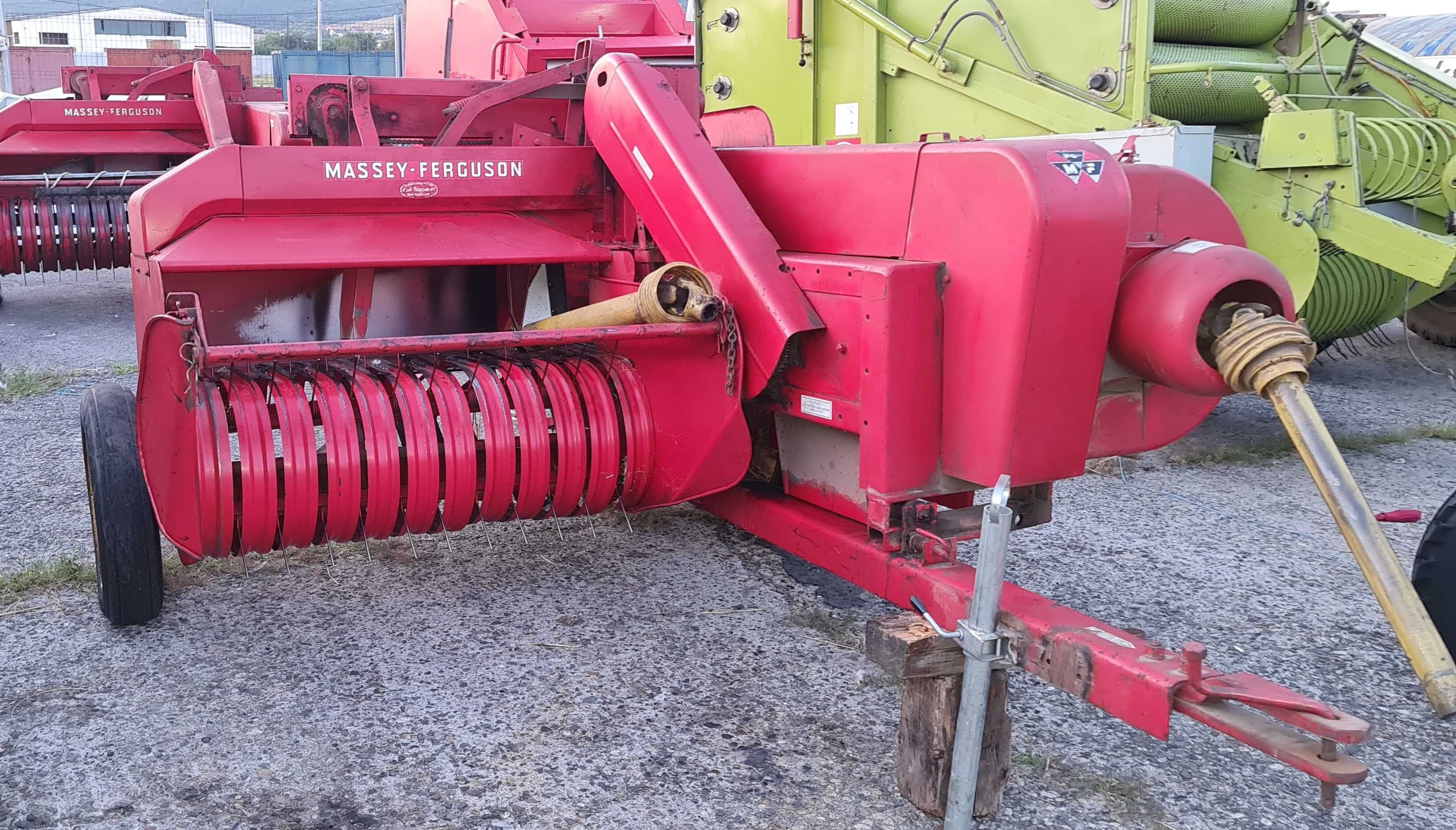 Presa de balotat nutreturi vegetale  MasseY Ferguson  typ 15 - 8