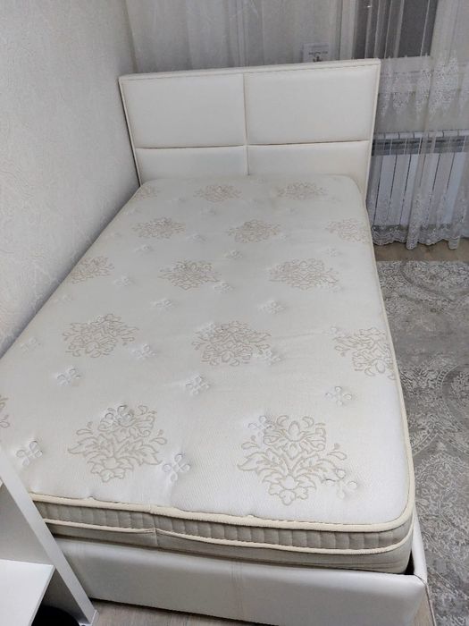 Продам кровать с матрасом