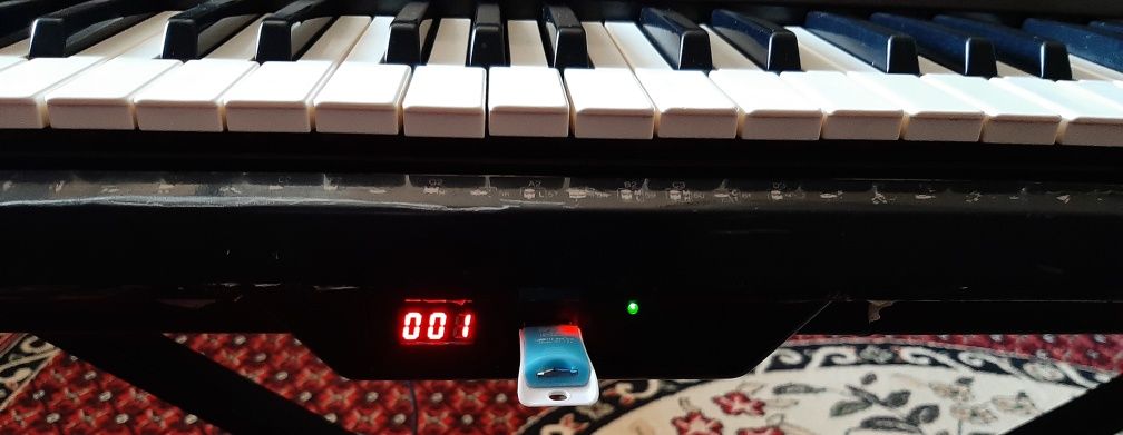 Yamaha psr 730   sotiladi.