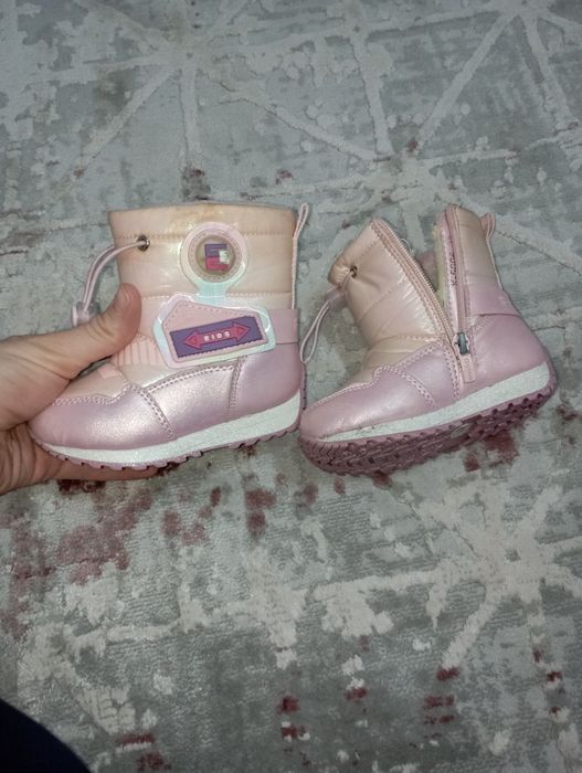 Отдам бесплатно обувь зимняя на девочку, 23 размер