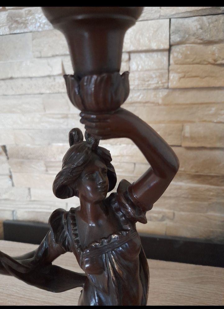 Statuetă cu lampă