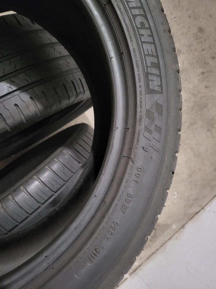 Vand anvelope vara 245/45 R18 michelin si continental