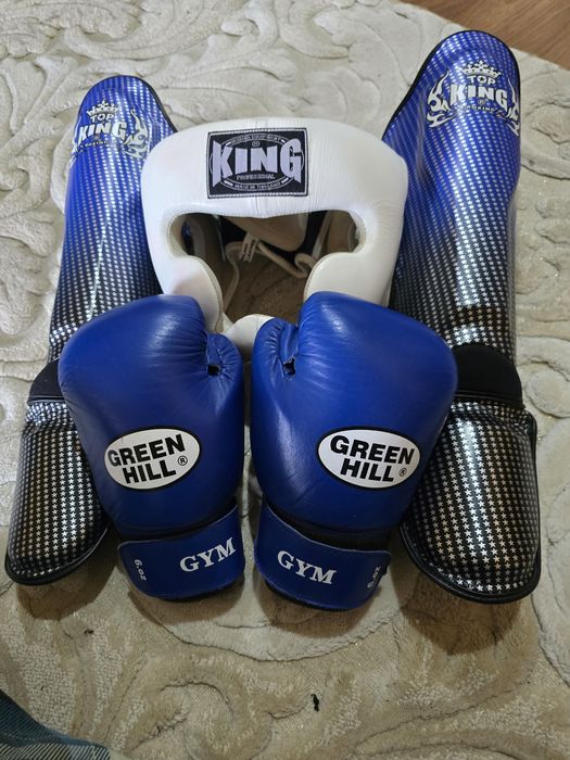 Продам шлем KING, футы KING,  перчатки  GREEN HILL в отличном состояни