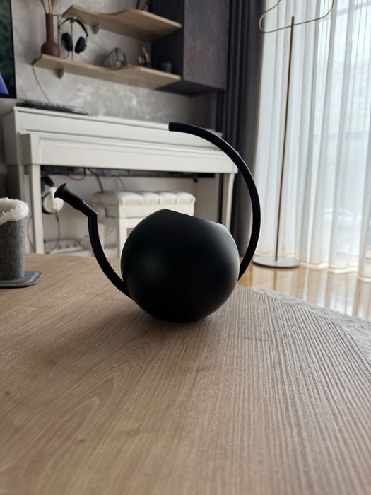 Stropitoare eleganta din  metal negru mat