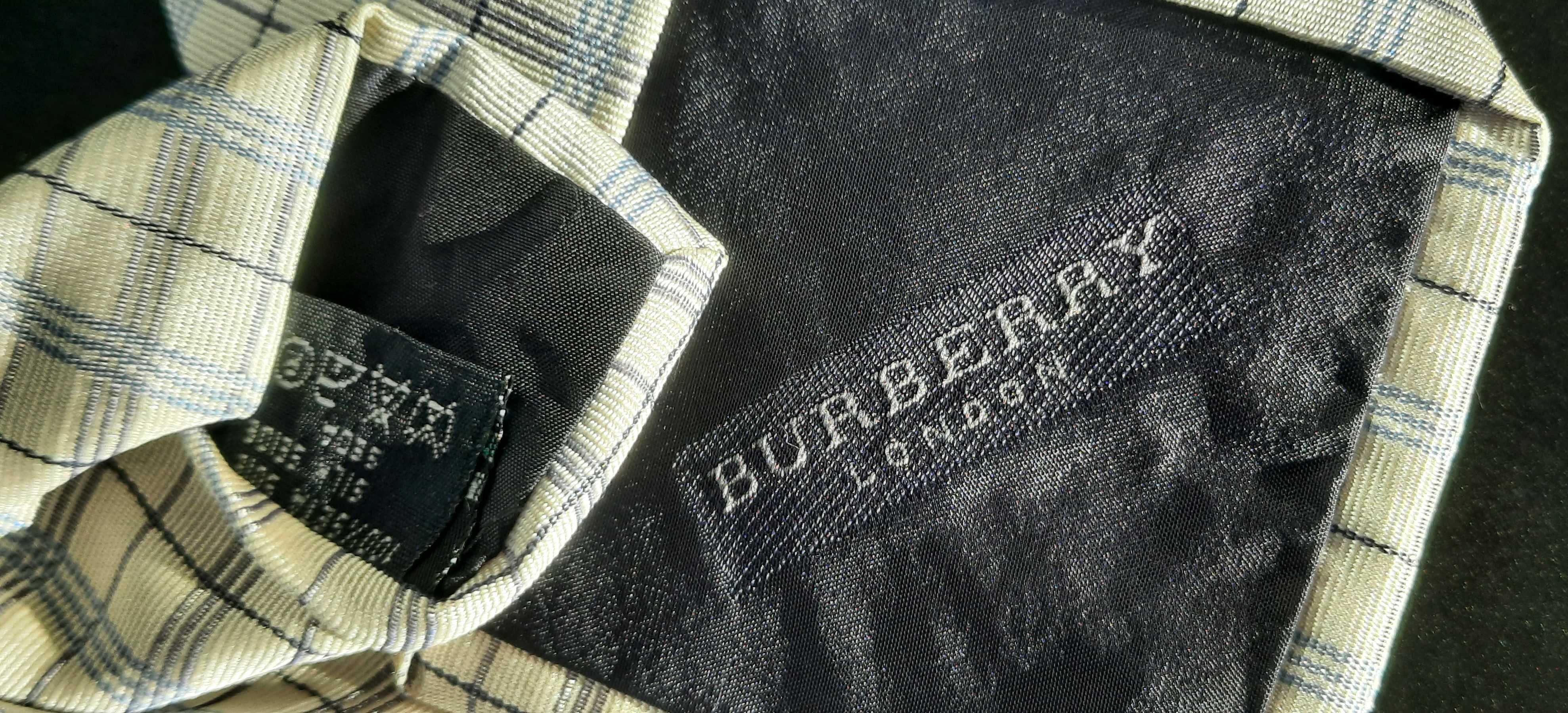 vand două cravate din mătase, una este marca Burberry.