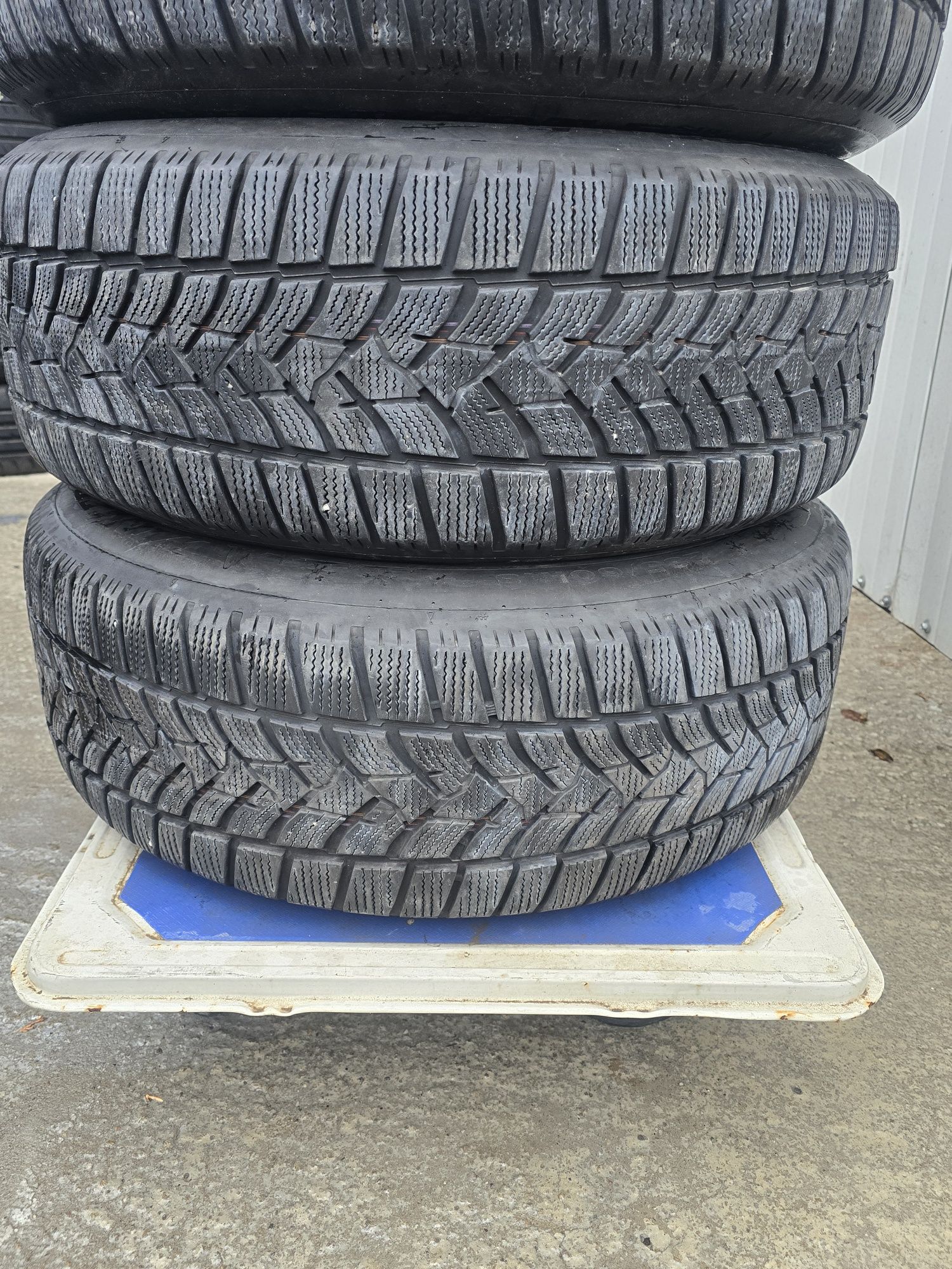 4 Броя 235/60/18 Dunlop 2x6,8mm 2x5,6mm