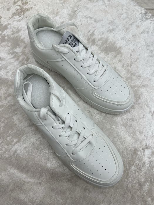 продам белые кроссы