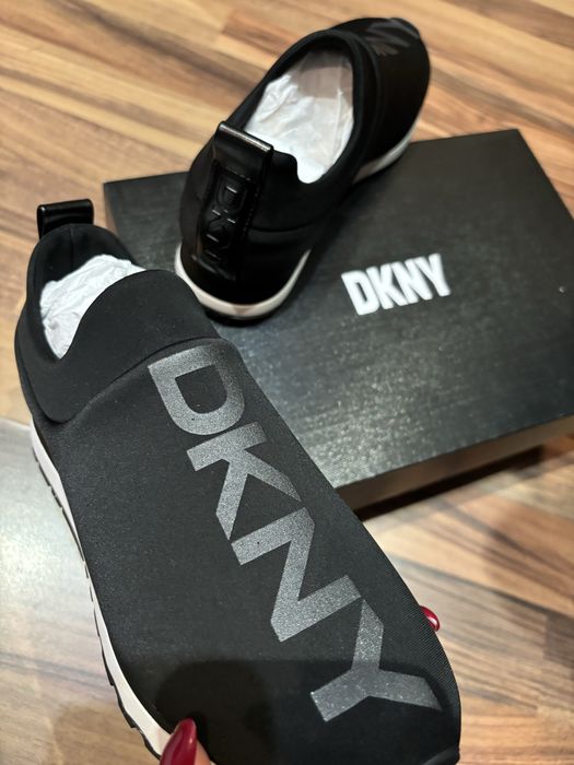 Нови маратонки DKNY 35.5 номер 120 лв