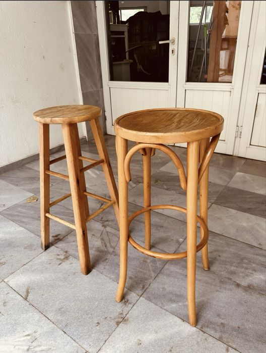 Продавам два дървени ретро бар стола в добро състояние.