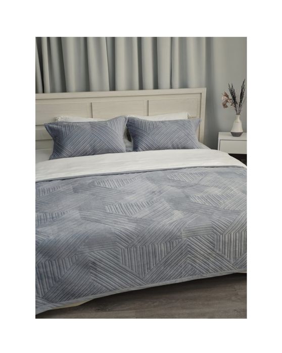 Продаются покрывало на кровать! На двухспальную кровать с наволочками!