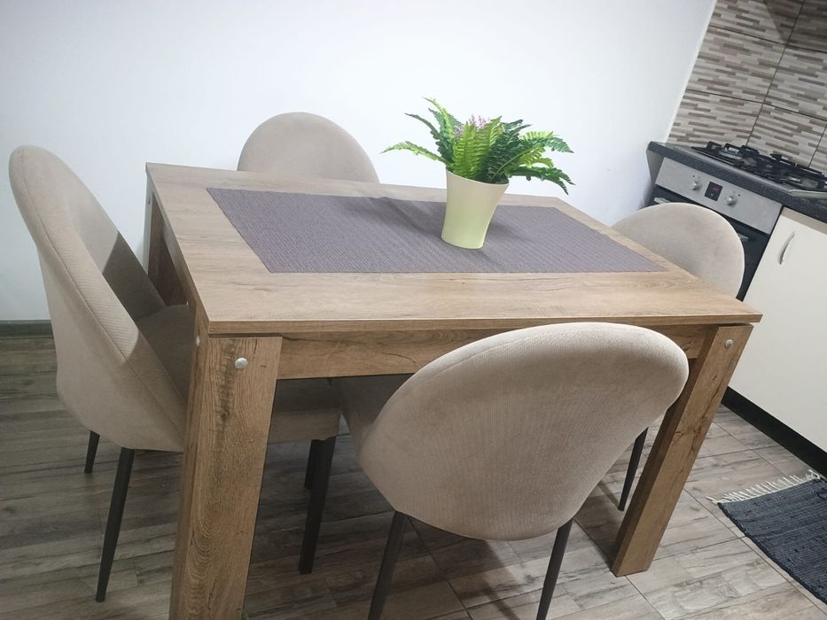 Vand masa de bucatarie cu tot cu scaune!!