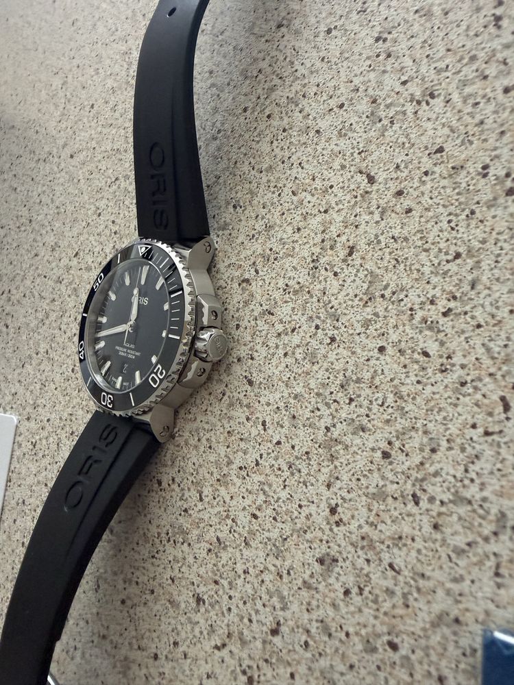 Oris Aquis Date часовник