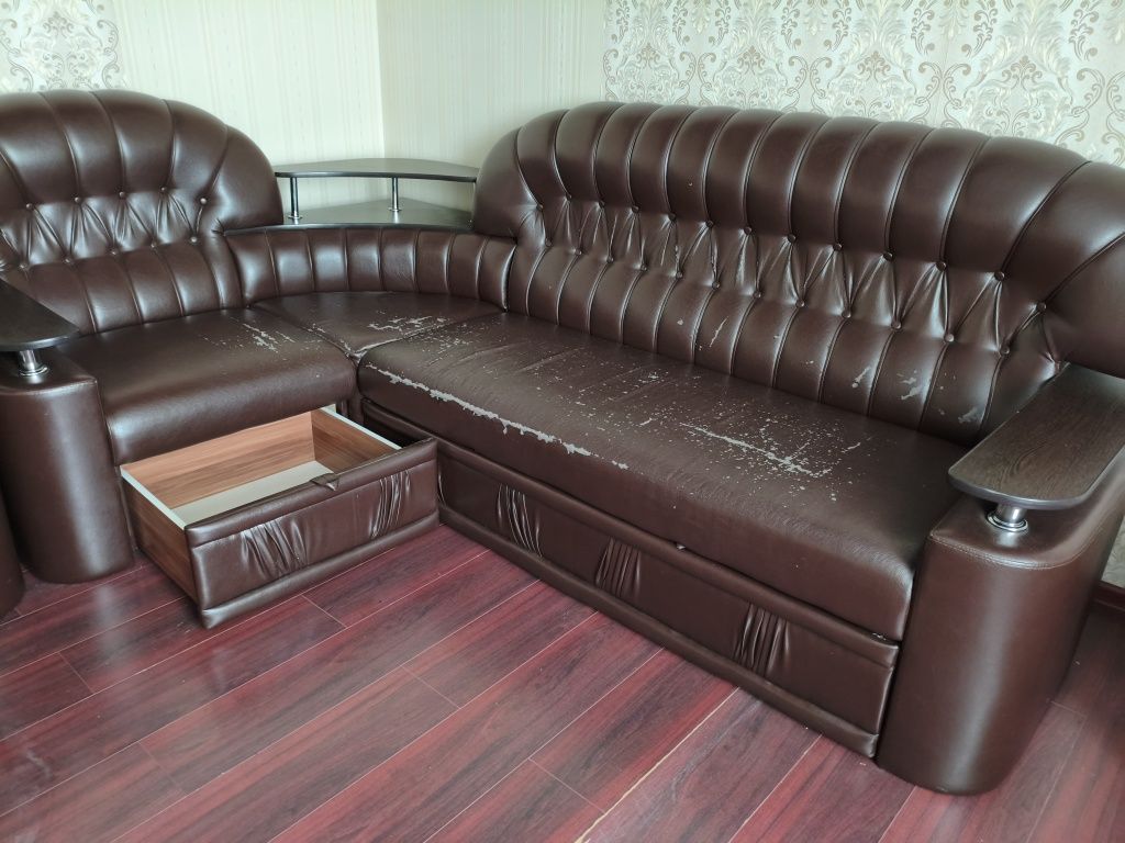 Продается угловой диван с креслом
