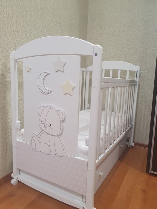 Продам комплект 3 в 1: детскую кроватку с комодом и нижним ящиком