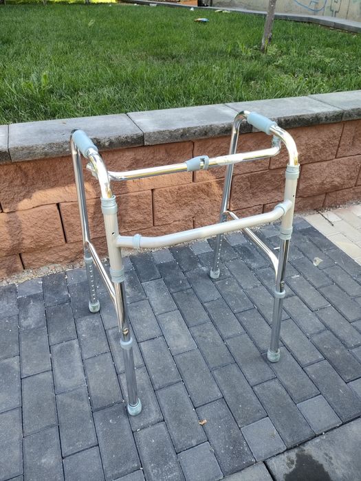 Cadru aluminiu foarte ușor .stare foarte buna.reglabil inaltime