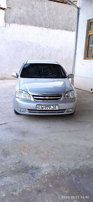 Lacetti 1.8 sotiladi