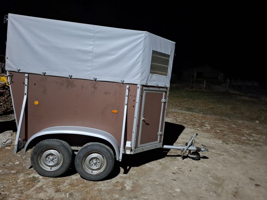 Vând remorcă se conduce cu permis categoria B