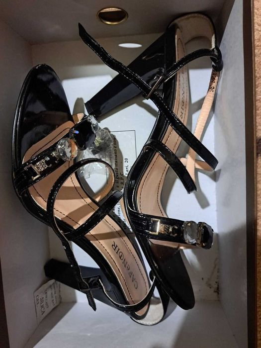 Дамски сандали в черно