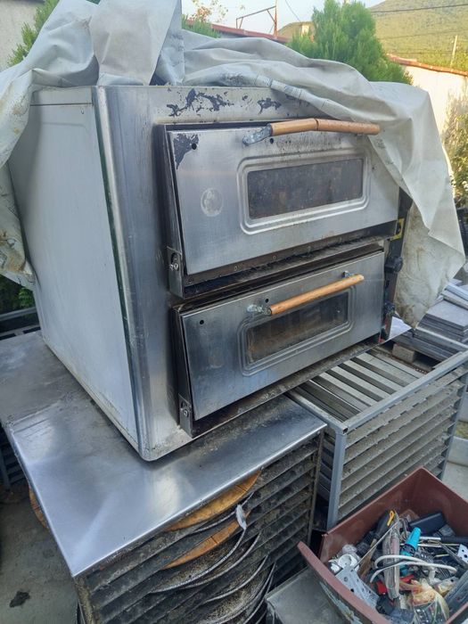 Фурна за пици на две нива.