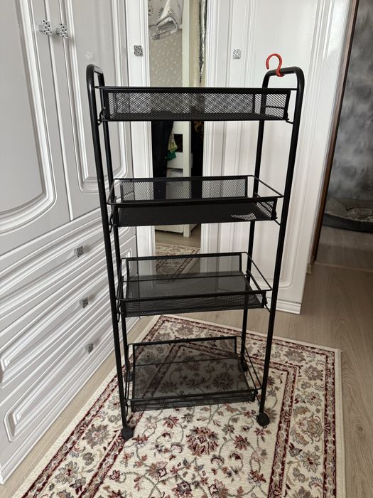 Металлическая этажерка на колесиках