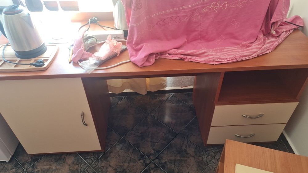 Разпродажба обзавеждане, бюра, гардероби, куфарници,възглавници , мат