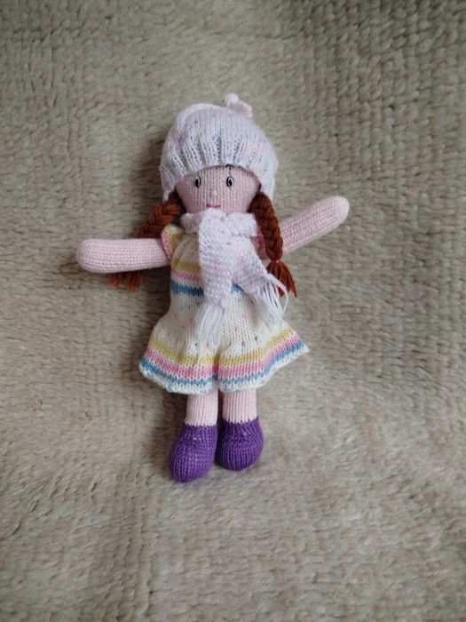 Плетена кукла с аксесоари и кошче