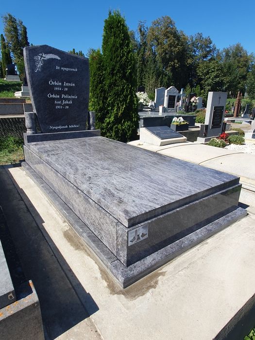 Monumente Funerare