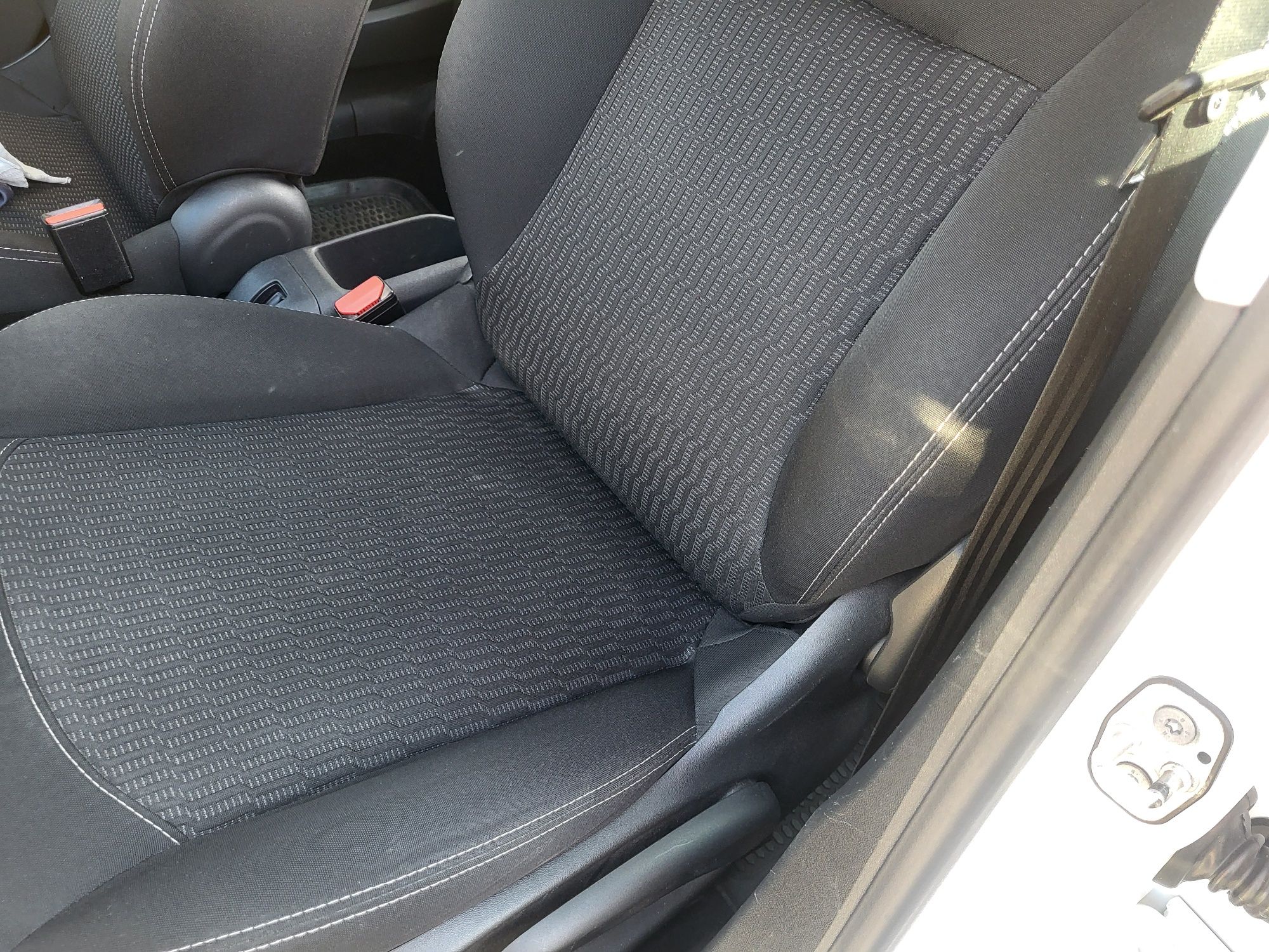Продавам Пежо 208 Peugeot
