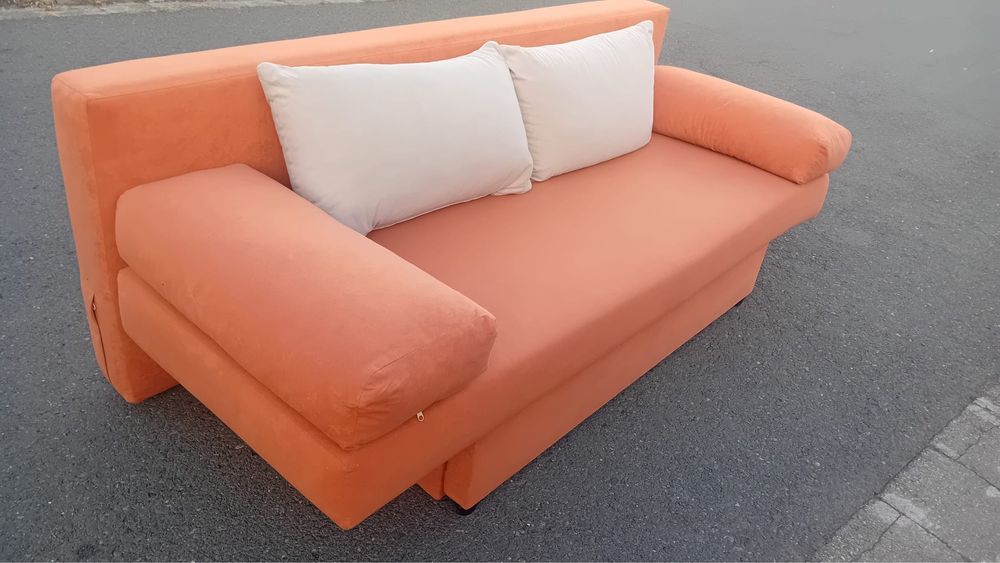 Canapea extensibila cu loc pentru haine