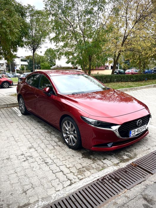 Mazda 3 лек автомобил