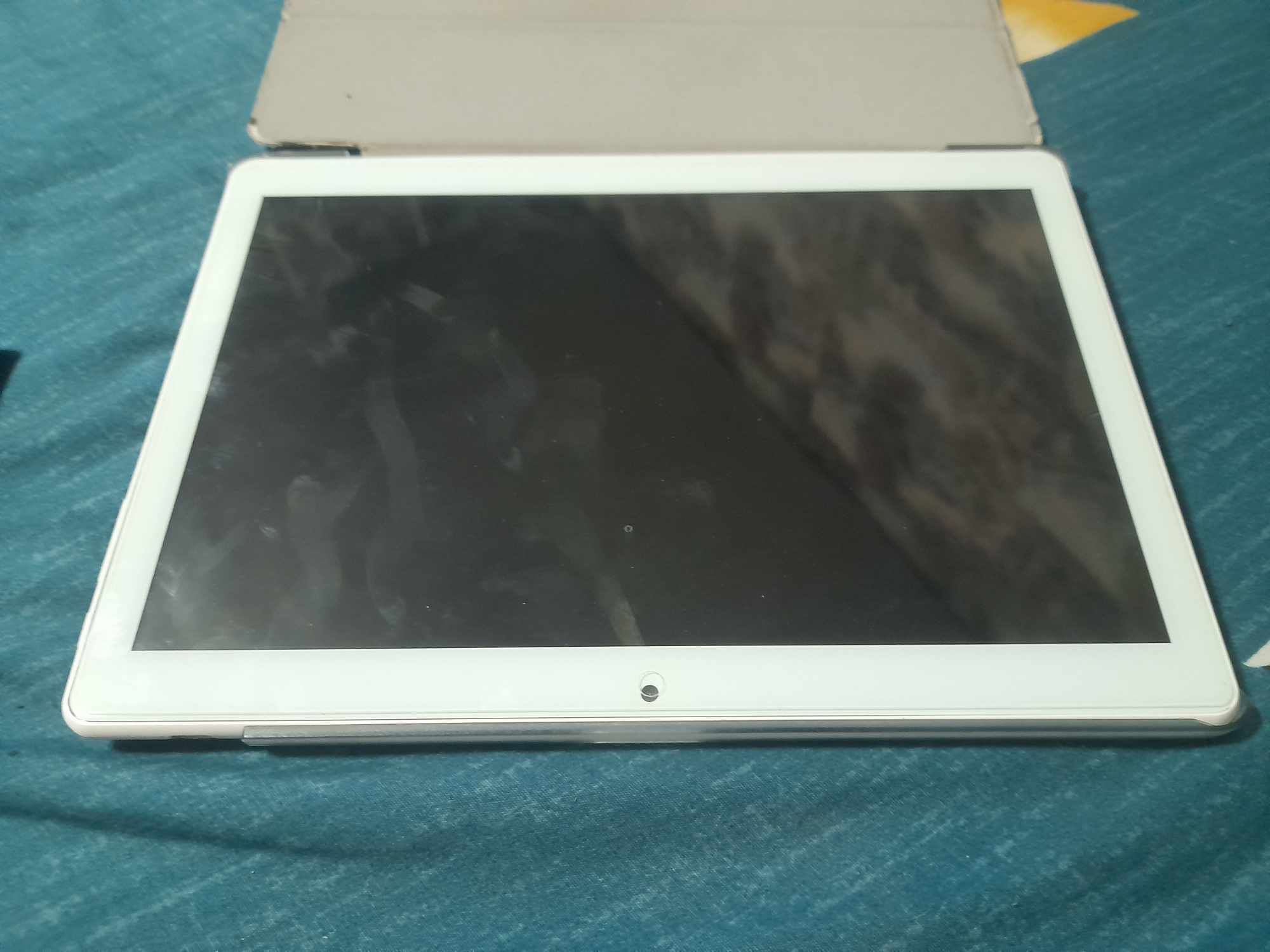 Vând Tableta 64Gb memorie 4GB RAM merge foarte bine, ea este 500lei