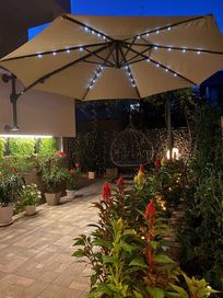 Градински чадър за монтаж на стена с LED осветление
