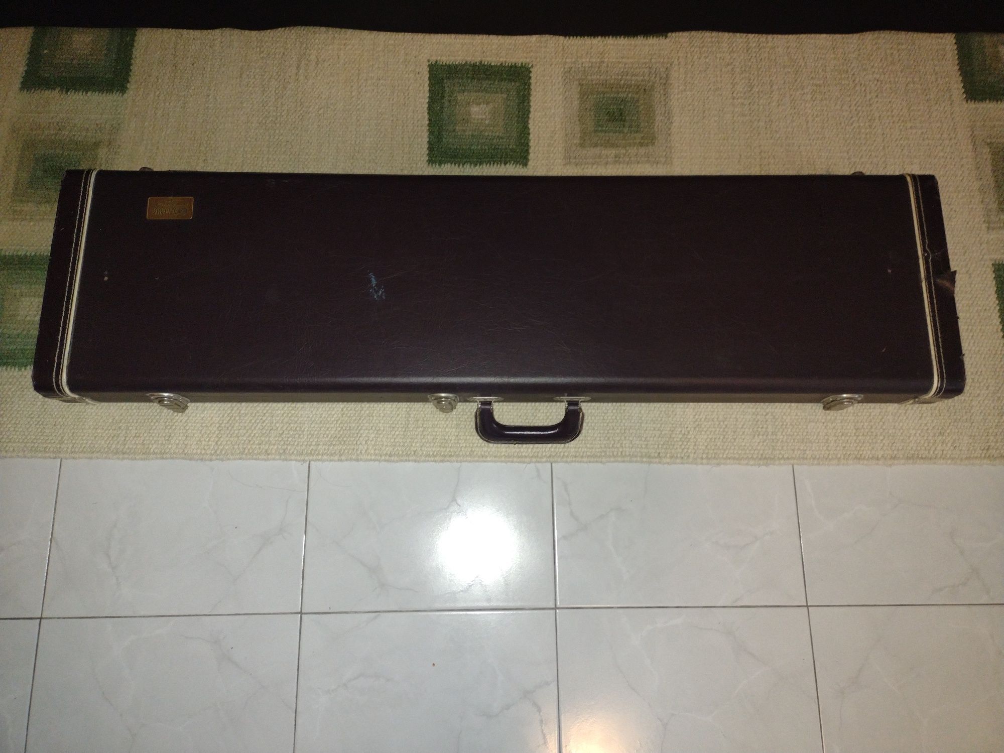 Продавам бас китара Yamaha BX-1