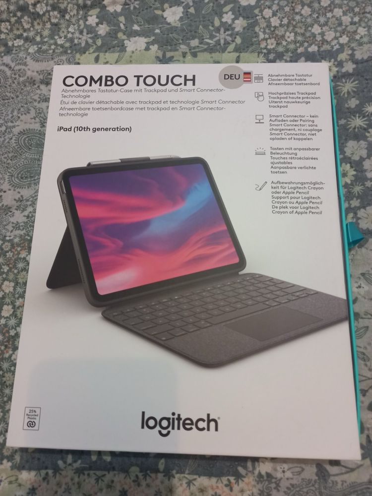 Logitech Combo Touch клавиатура за iPad 10то поколение (2022)