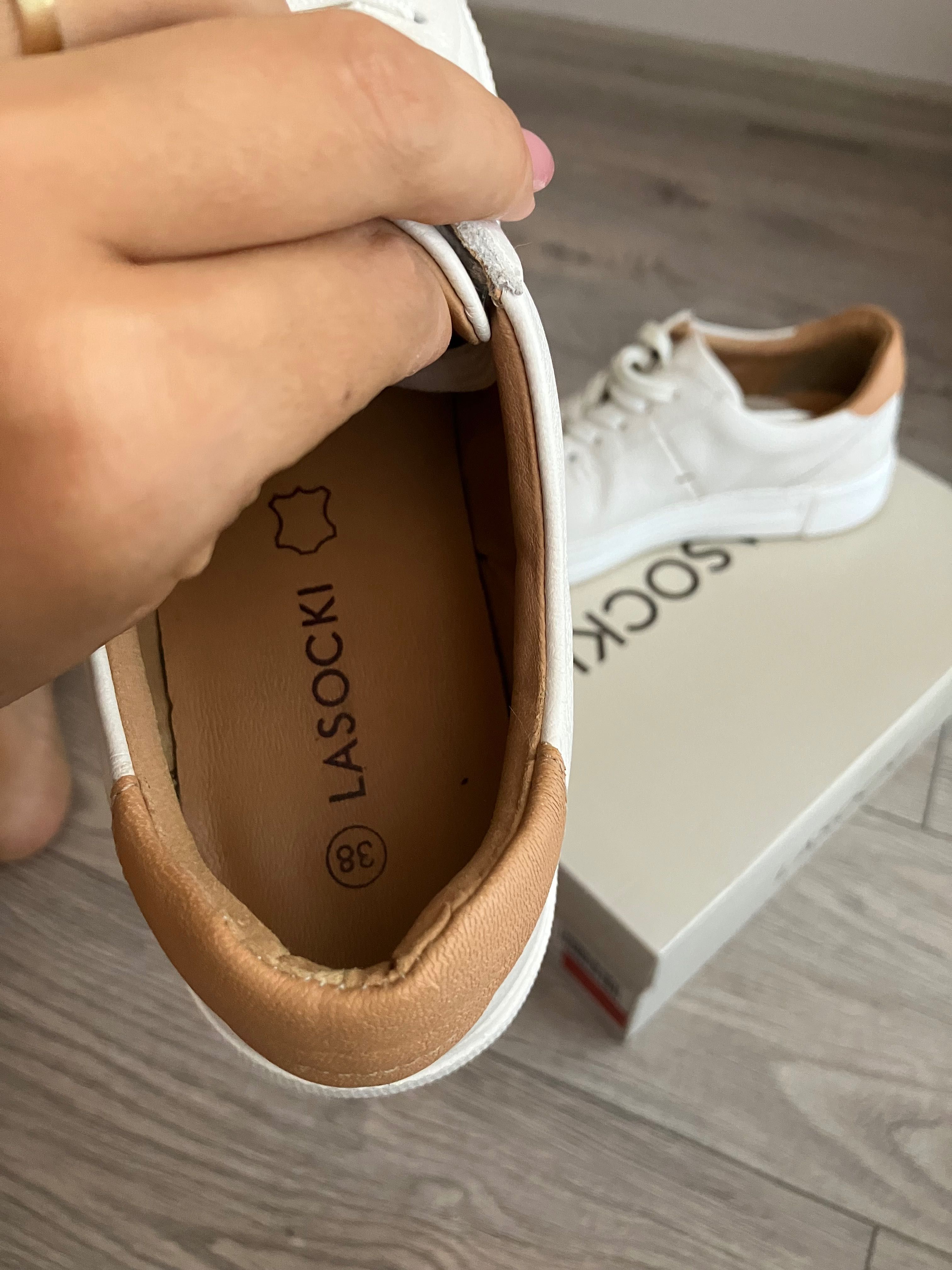 Кожени бели кецове на марката Lasocki