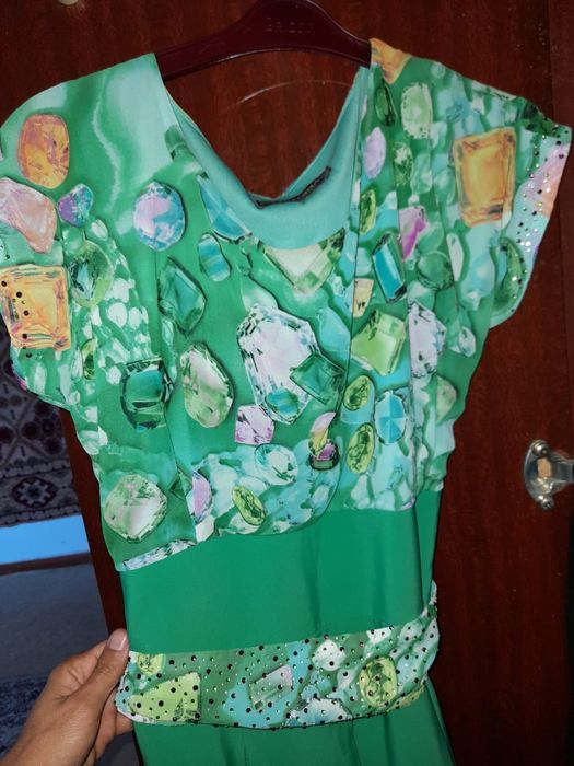 Вечерние платья в зелёном цвете