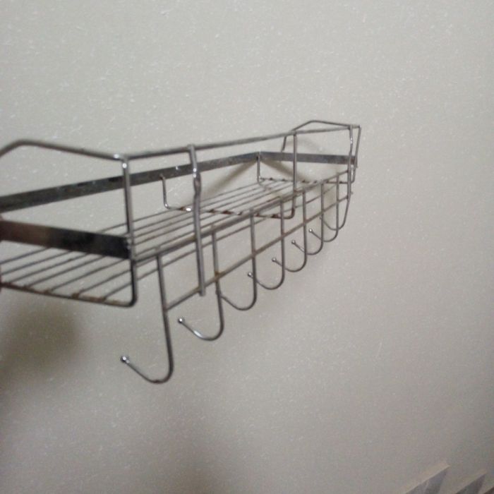Продаю настенную металлическую кухонную полку с крючками