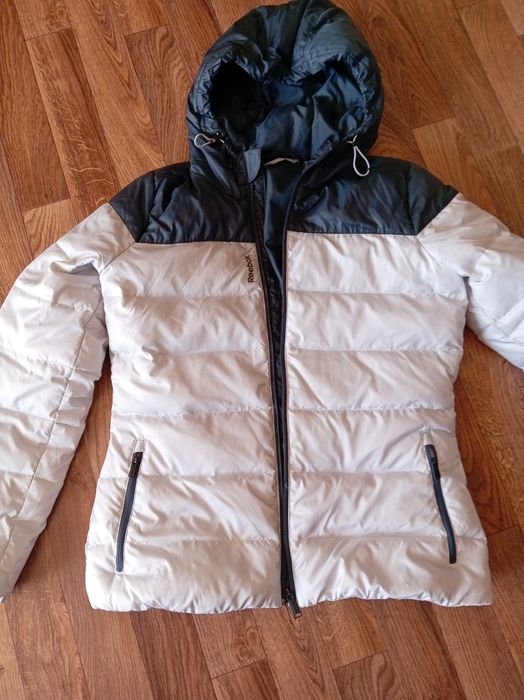 Продам фирменную женскую куртку  Рибок.