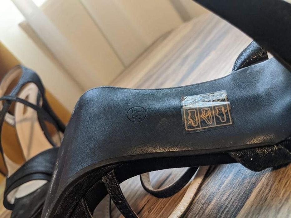 Vand sandale / pantofi / tocuri pentru evenimente 37