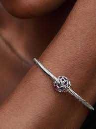 Pandora Talisman inimioare cu structură dantelată Mama, pret excelent!