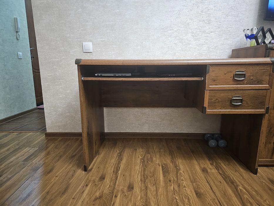 Продам стол письменный, компьютерный .Цена 40000