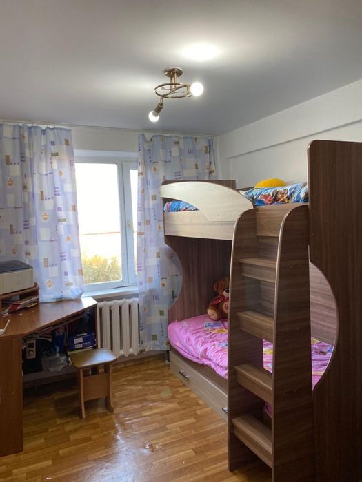 Двухъярусная кровать с матрасами