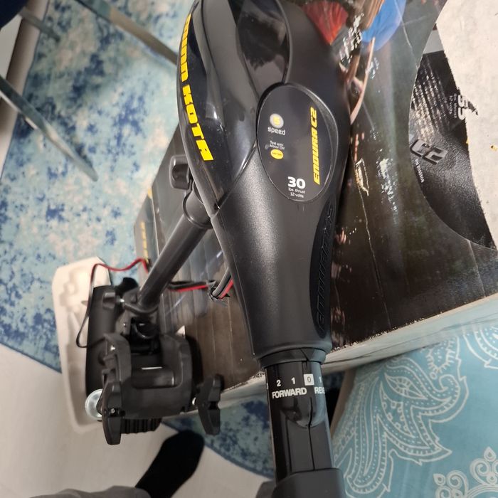 Vînd motor  barcă Minn kota Endura C2 30 LBS ,14,5 KG cu baterie