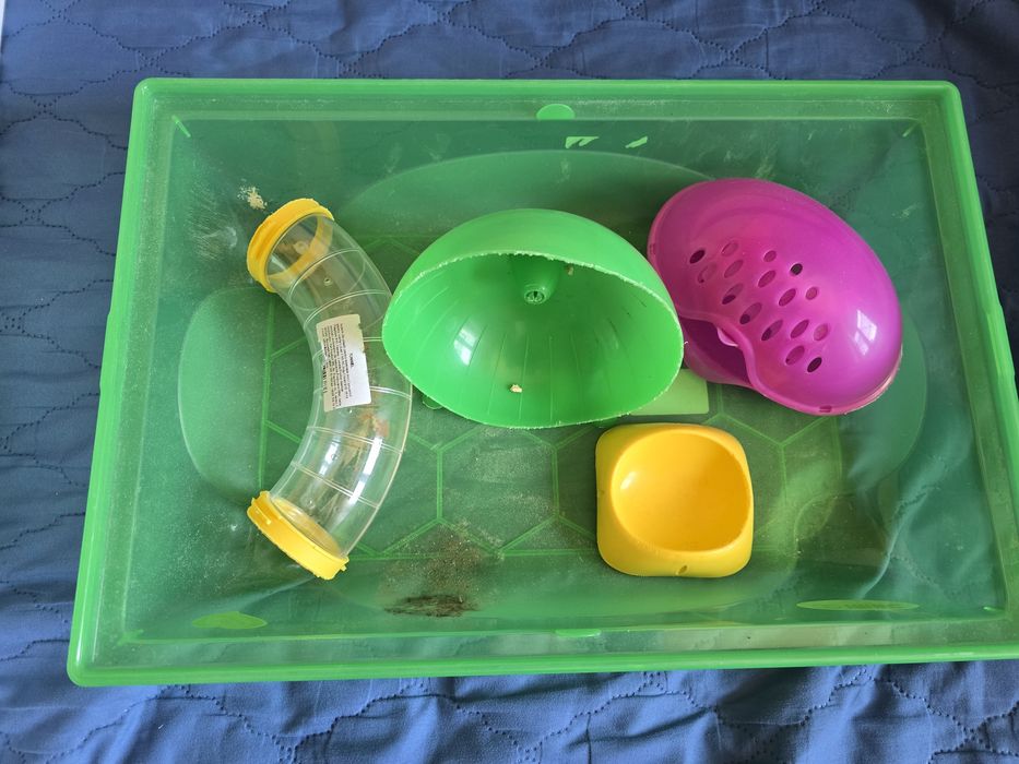 Vând cusca de hamster